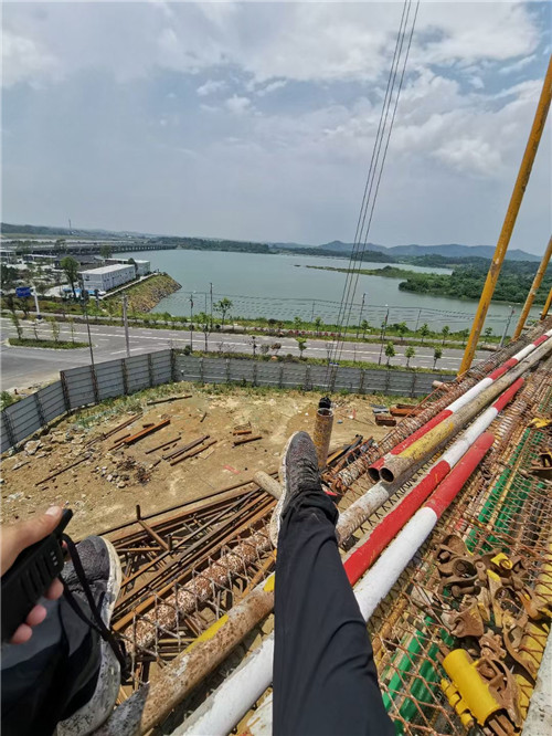 福绵区作业中发生设备损坏或人员意外，责任怎么划分？